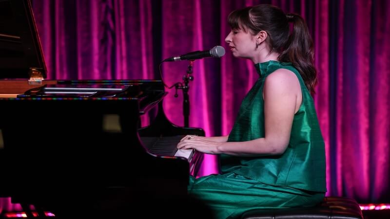 Piyano Başında Bir Şehir Ozanı